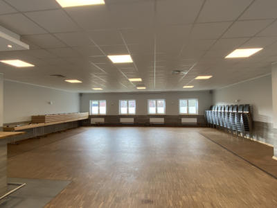Leerer Saal mit Holzboden