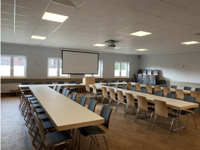 Saal mit Beamer und Leinwand für Seminare